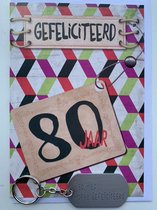 Akyol - verjaardagskaart met envelop en sleutelhanger hoera 80 jaar kaartje met sleutelhanger - Verjaardag - Gefeliciteerd - verrassing - Jarig - 80 jaar - Kaartje - sleutelhanger
