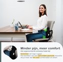 Vrouw met laptop gebruikt zwarte rugsteun op bureaustoel, 'Minder pijn, meer comfort' tekst.