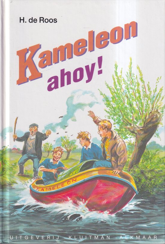 Boekcover Kameleon ahoy! met illustratie van 3 jongens in een boot op het water, en een man aan de oever.