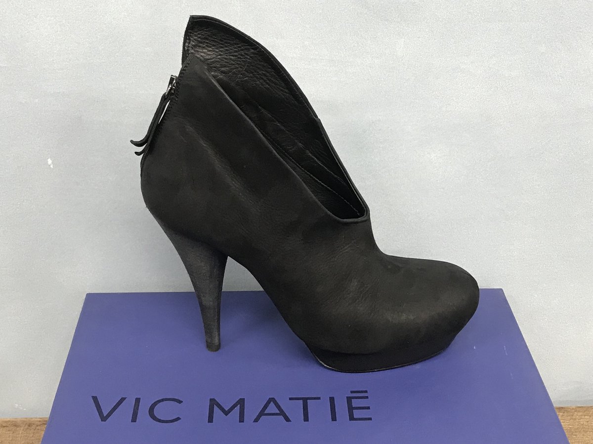 Vic Matie - Enkellaarzen - high heels - zwart - Maat 38,5 - leer suede - dames schoenen - laarzen - Naaldhak