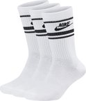 Drie witte sokken met twee zwarte strepen en een zwart Nike logo.