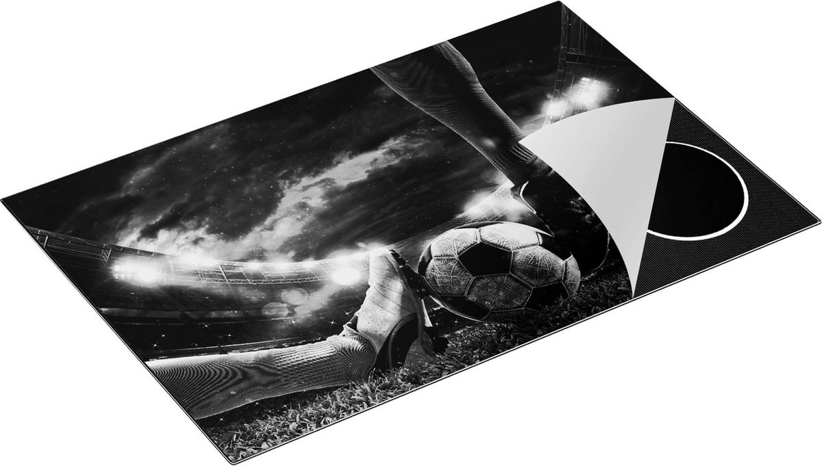 Chefcare Inductie Beschermer Voetbal Sliding op de Bal in het Stadion - Zwart Wit - 80x52 cm - Afdekplaat Inductie - Kookplaat Beschermer - Inductie Mat