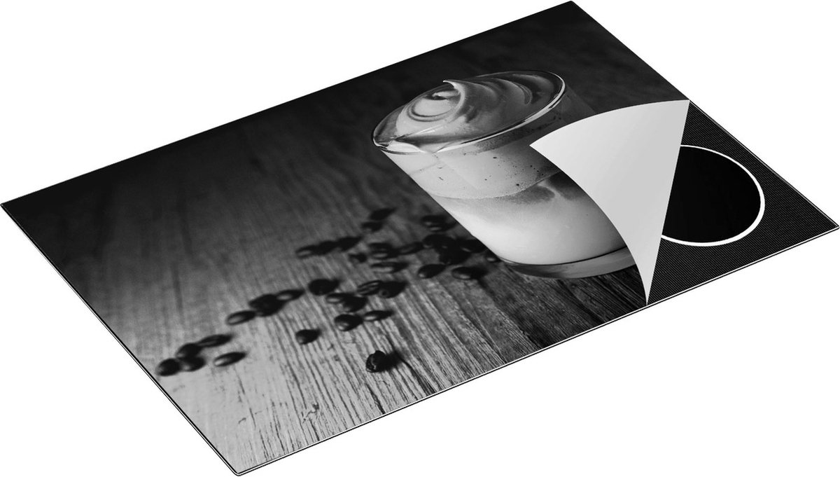 Chefcare Inductie Beschermer IJskoffie met Koffiebonen op Tafel - Zwart Wit - 80x52 cm - Afdekplaat Inductie - Kookplaat Beschermer - Inductie Mat