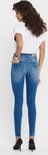 Achterkant van een model die een skinny jeans draagt, met lichtblauwe denim, vijf zakken en rafelige zoom.