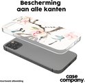 Smartphonehoes met Japanse bloemenprint zweeft boven een smartphone.