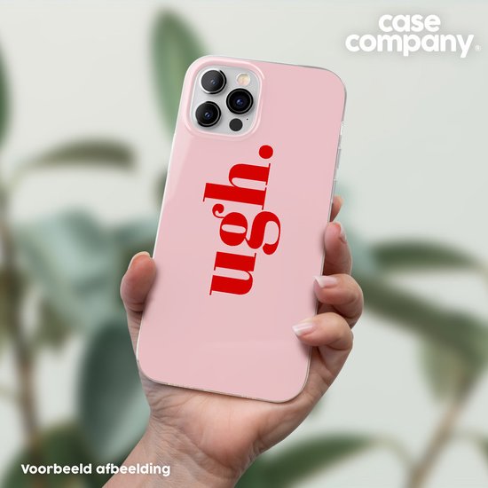 Une main tenant une coque de téléphone rose pâle avec le texte rouge 'ugh.'.