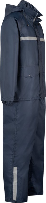 Donkerblauw regenpak met reflecterende streep op de jas en broek.