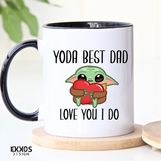 Tasse blanche avec intérieur et anse noirs. Texte "YODA BEST DAD LOVE YOU I DO" et une image de Baby Yoda tenant un cœur.