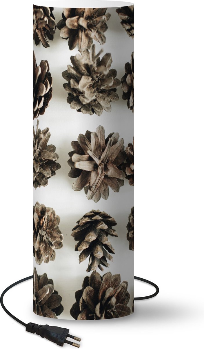 Lamp - Nachtlampje - Tafellamp slaapkamer - Dennenappels - Winter - Wit - 60 cm hoog - Ø19.1 cm - Inclusief LED lamp