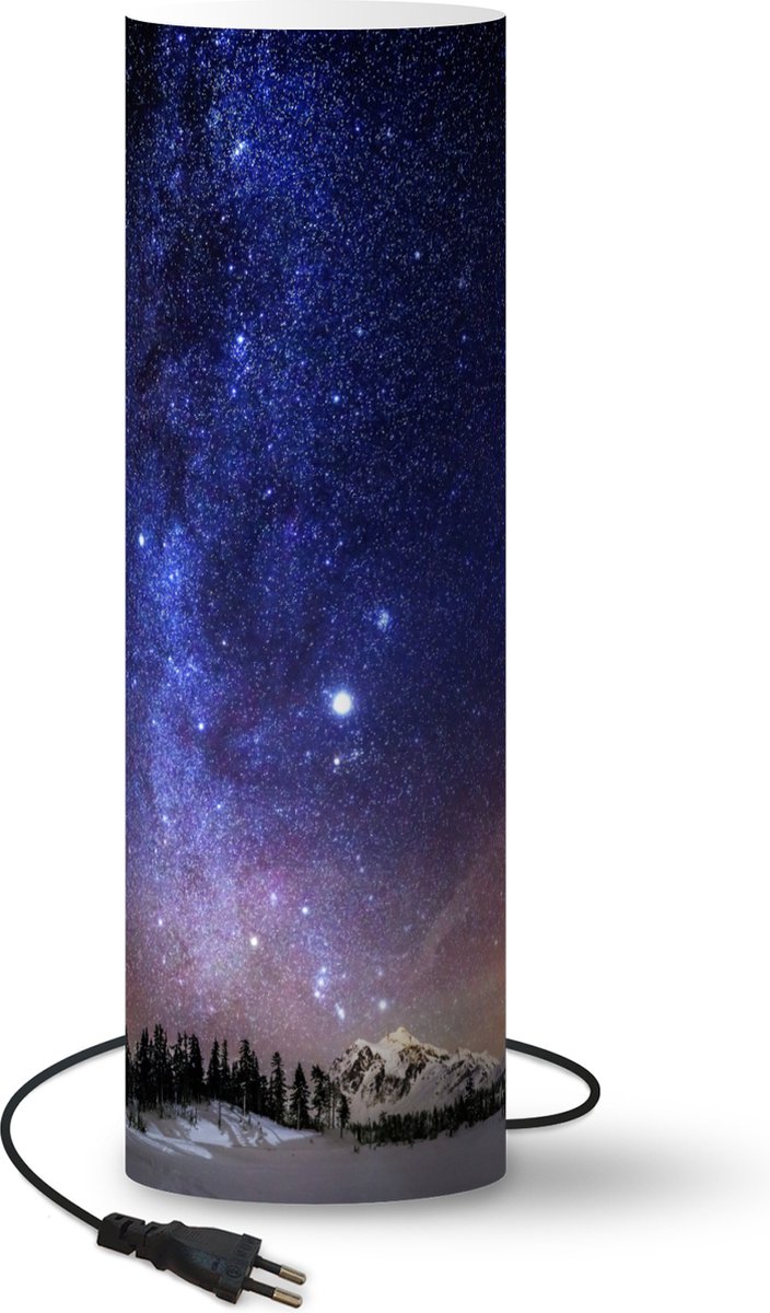 Lamp - Nachtlampje - Tafellamp slaapkamer - Sterrenhemel - Sneeuw - Berg - 70 cm hoog - Ø22.3 cm - Inclusief LED lamp