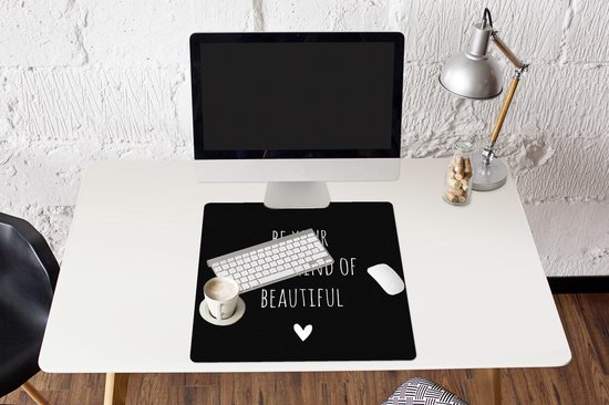Muismat XXL 60x60 cm - Bureau onderlegger - Bureau mat Engelse quote "Be your own kind of beautiful" met een hartje tegen een zwarte achtergrond - Bureaumat - Gaming mousepad xl - Bureaulegger groot - Computer deskmat