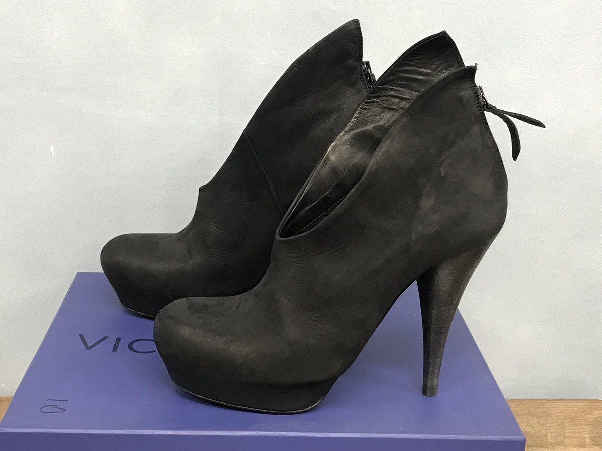 Vic Matie - Enkellaarzen - high heels - zwart - Maat 38 - leer suede - dames schoenen - laarzen - Naaldhak