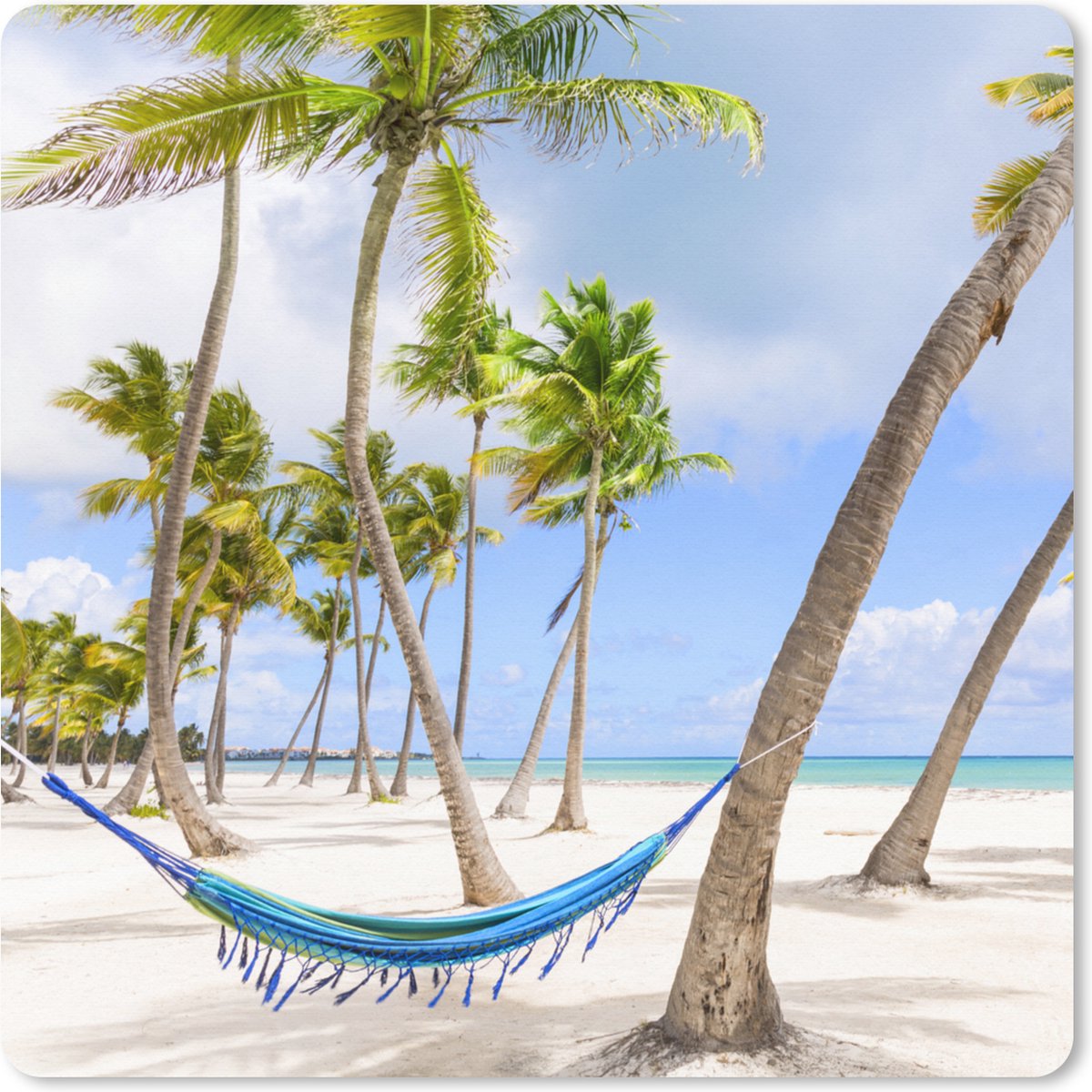 Muismat XXL 80x80 cm - Bureau onderlegger - Bureau mat Blauwe hangmat op strand in Dominicaanse Republiek - Bureaumat - Gaming mousepad xl - Bureaulegger groot - Computer deskmat