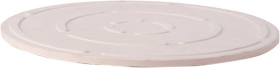 Beige pizzasteen met cirkelvormige groeven, schuin van voren gezien.