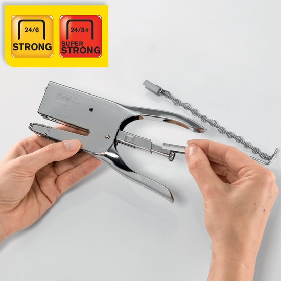 Handen vullen zilverkleurige niettang met nietjes. Twee stickers met tekst "24/6 STRONG" en "24/8+ SUPER STRONG".