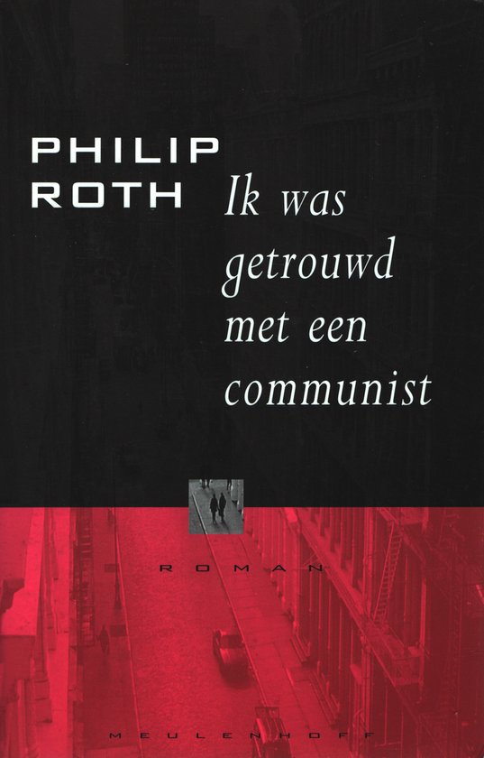 Boekcover 'Ik Was Getrouwd Met Een Communist' van Philip Roth. Titel en naam in witte letters op een zwarte achtergrond.