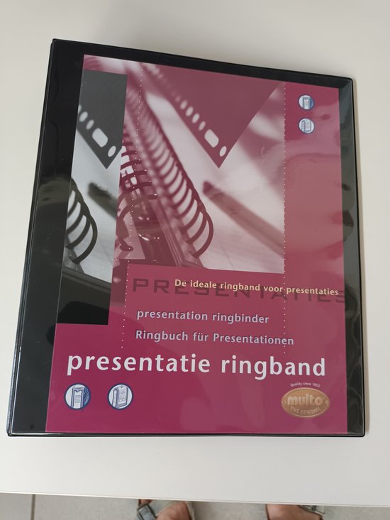 Presentatie ringband met de tekst 'De ideale ringband voor presentaties' in het roze met op de voorkant een foto van een ringband.