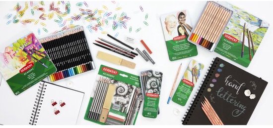 Grote selectie Derwent Academy kunstmaterialen, waaronder potloden, houtskool, pastels en schetsboeken op een witte achtergrond.