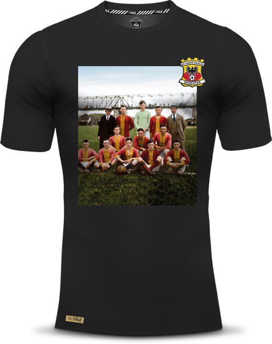 Zwarte t-shirt met teamfoto en clublogo, gedragen door een model.