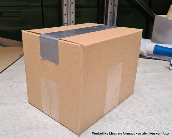 Bruine kartonnen doos, dichtgeplakt met grijze tape. De doos staat op een houten ondergrond.