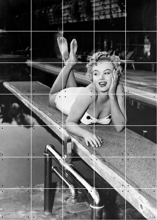IXXI Marilyn Monroe lying on a springboard in California - Wanddecoratie - Fotografie - 100 x 140 cm