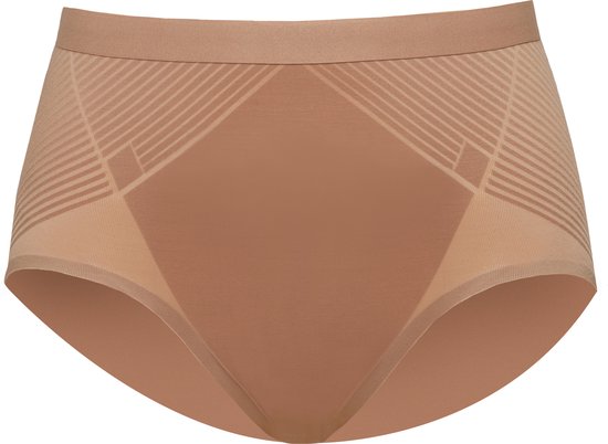 Nude hoge slip met subtiele horizontale lijnen en diagonale banden aan de voorkant, geïsoleerd op wit.