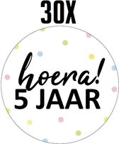 30x - Cadeausticker Hoera 5 jaar! - Traktatiesticker Hoera - Wensetiket 5 jaar - rond 40mm - Sluitsticker - 30 stuks cadeausticker - Wit, Pastel geel, groen en roze + zwart - sticker 5e verjaardag - Kinder traktatie - Traktatie basisschool