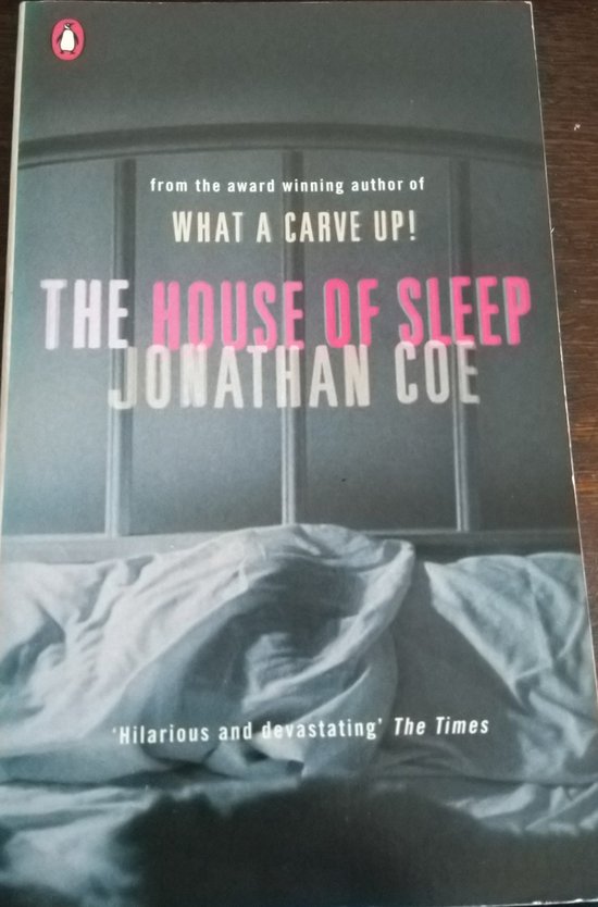 Boekhoes van 'The House of Sleep' met een bed en lakens.