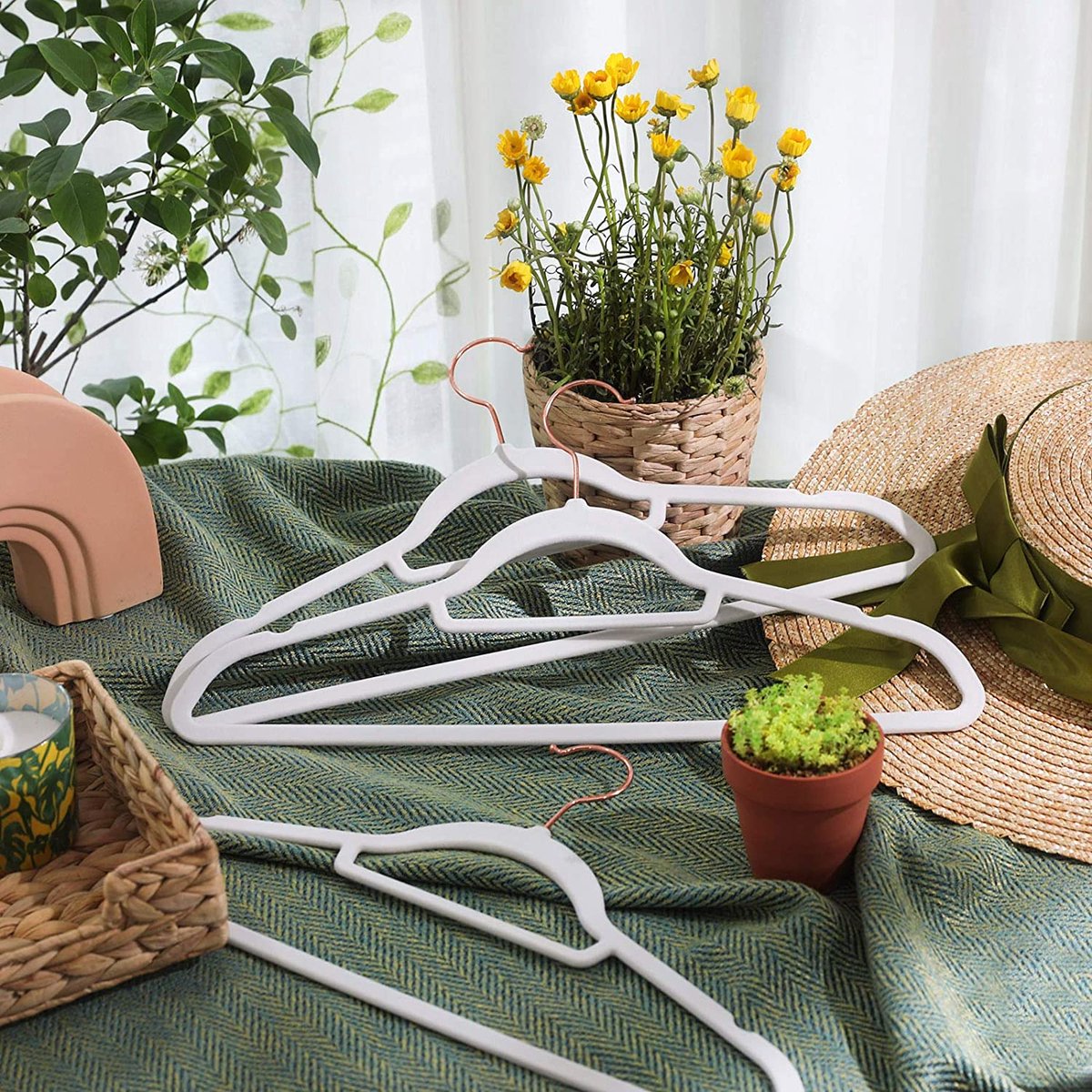 fluwelen kleerhanger, 30 stuks, anti-slip, jashanger, draaibare haak in roségoud, dikte 0,6 cm, ruimtebesparend, 45 cm breed, voor jassen, shirts, rokken, broeken, stropdassen, wit HMRF021W01