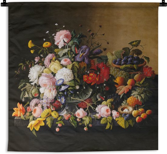Wandkleed met een klassiek schilderij van kleurrijke bloemen en fruit in een vaas op een donkere achtergrond.