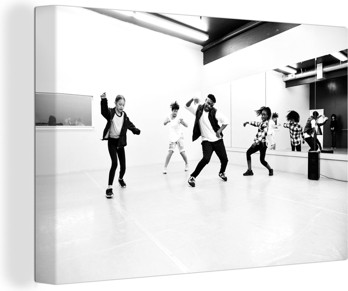 Canvas Schilderij Hiphop groep oefent dans in dansstudio - zwart wit - 180x120 cm - Wanddecoratie XXL - OneMillionCanvasses
