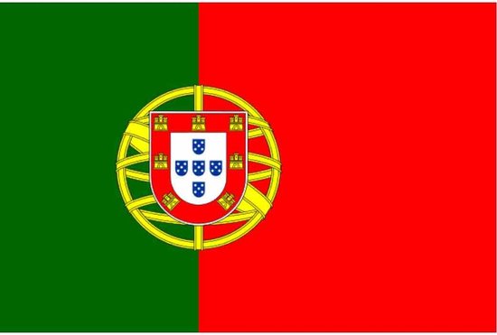 De Portugese vlag met een groen en rood vlak, met het Portugese wapen in het midden.