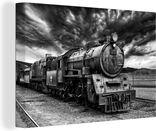 Canvas Schilderij Donkere wolken boven de stoomlocomotief - zwart wit - 60x40 cm - Wanddecoratie