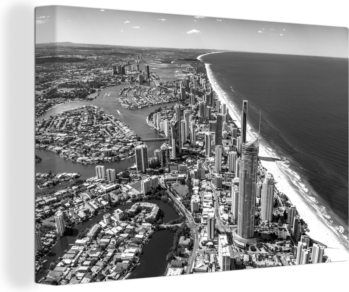 Canvas Schilderij Luchtfoto van Gold Coast in Australië tijdens een heldere dag - zwart wit - 150x100 cm - Wanddecoratie - OneMillionCanvasses