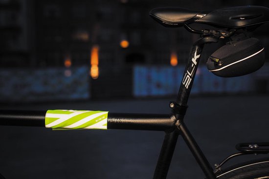 Fietsframe met een gele en witte reflecterende band.