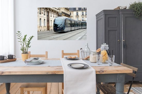 Poster Een moderne tram gaat door het centrum van Bordeaux - 120x80 cm