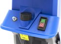 Detail van het bedieningspaneel van de blauwe elektrische hakselaar met knoppen en waarschuwingslabels.