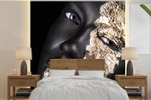 Behang - Fotobehang Vrouw - Goud - Zwart - Breedte 240 cm x hoogte 240 cm