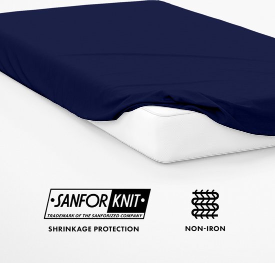 Donkerblauw hoeslaken op een matras, met iconen voor 'Sanfor Knit' en 'Non-iron'.