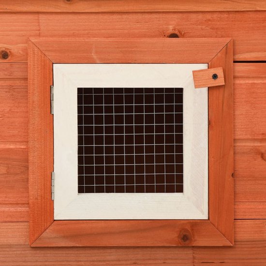 Houten konijnenhok raam met wit kozijn en wit vergrendelingsklipje.