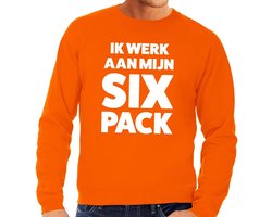 Ik werk aan mijn SIX Pack tekst - sweater trui - oranje - voor heren - koningsdag - kleding L
