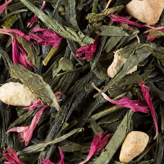 Losse groene thee met roze bloemblaadjes en stukjes gember.