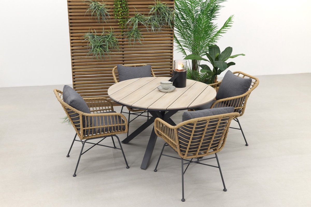Tuinset met ronde tafel en naturel kleurige stoelen - Garden Impressions.
