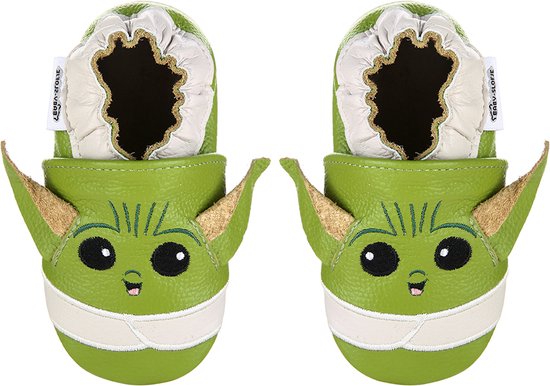 Twee groene babyslofjes met Yoda-gezicht, witte bandjes en grote oren. Logo op binnenkant.