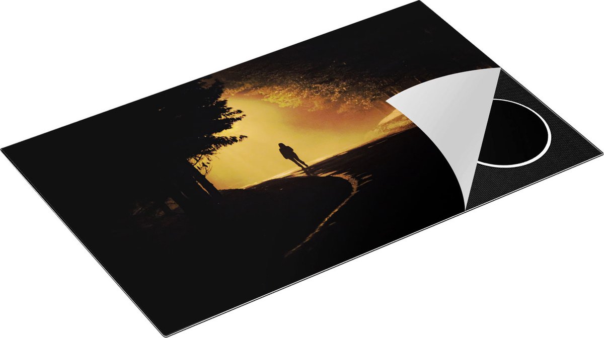 Chefcare Inductie Beschermer Persoon op een Donkere Weg in het Bos - 85x50 cm - Afdekplaat Inductie - Kookplaat Beschermer - Inductie Mat