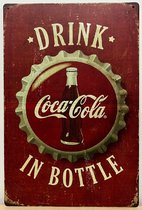 Coca Cola Dop drink in Bottle Reclamebord van metaal METALEN-WANDBORD - MUURPLAAT - VINTAGE - RETRO - HORECA- BORD-WANDDECORATIE -TEKSTBORD - DECORATIEBORD - RECLAMEPLAAT - WANDPLAAT - NOSTALGIE -CAFE- BAR -MANCAVE- KROEG- MAN CAVE