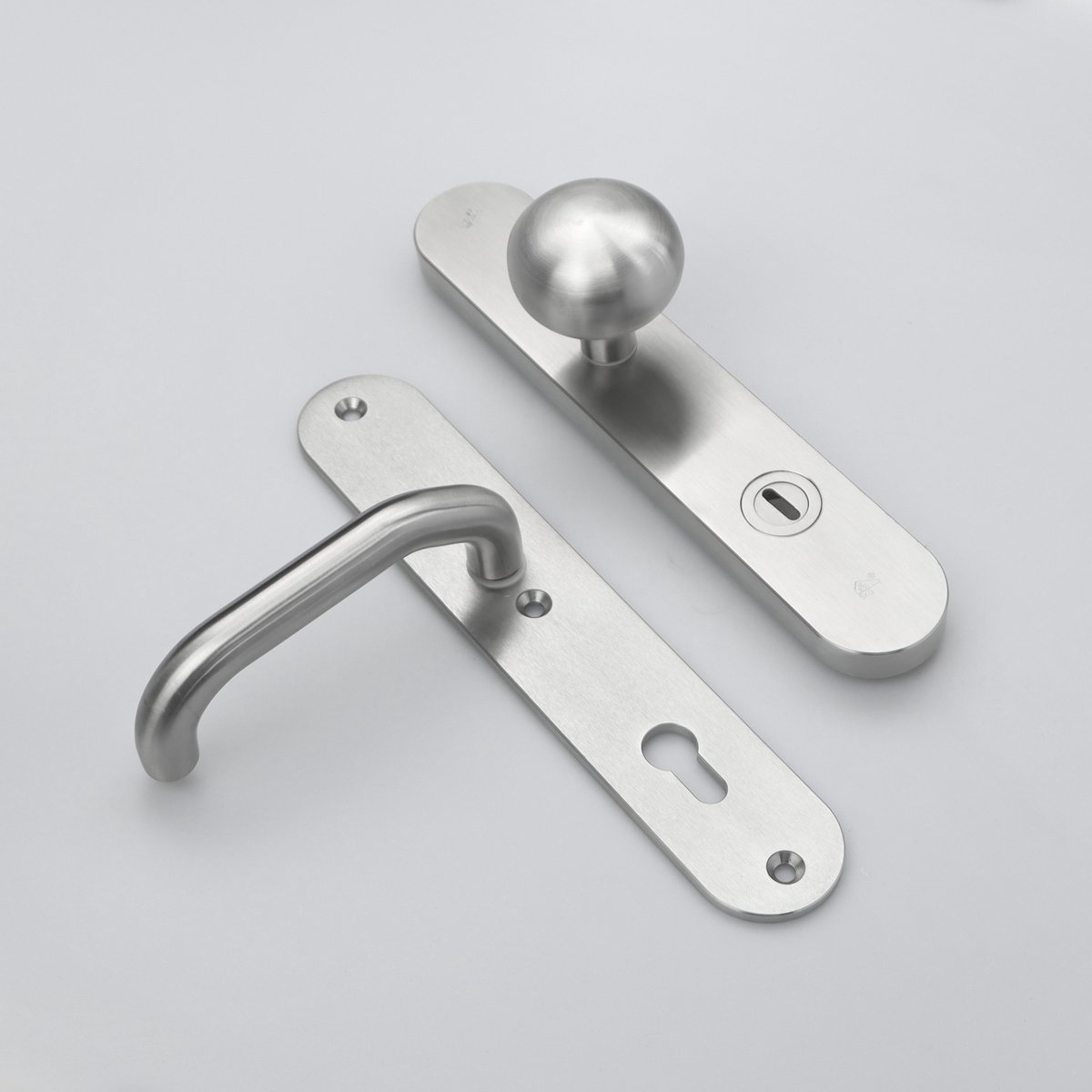 MASSIEF RVS Tzunali Deurbeslag. Model MINHO SKG*** BREED T=15/5 VKTB (kerntrek) PC92 BUITEN KNOP CASTELLO; BINNEN KRUK FORNOS
