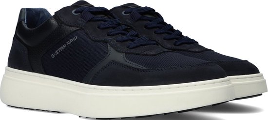 Paar donkerblauwe G-Star Raw sneakers met witte zolen. Suède, mesh en lederen details. G-Star Raw logo op de zijkant.