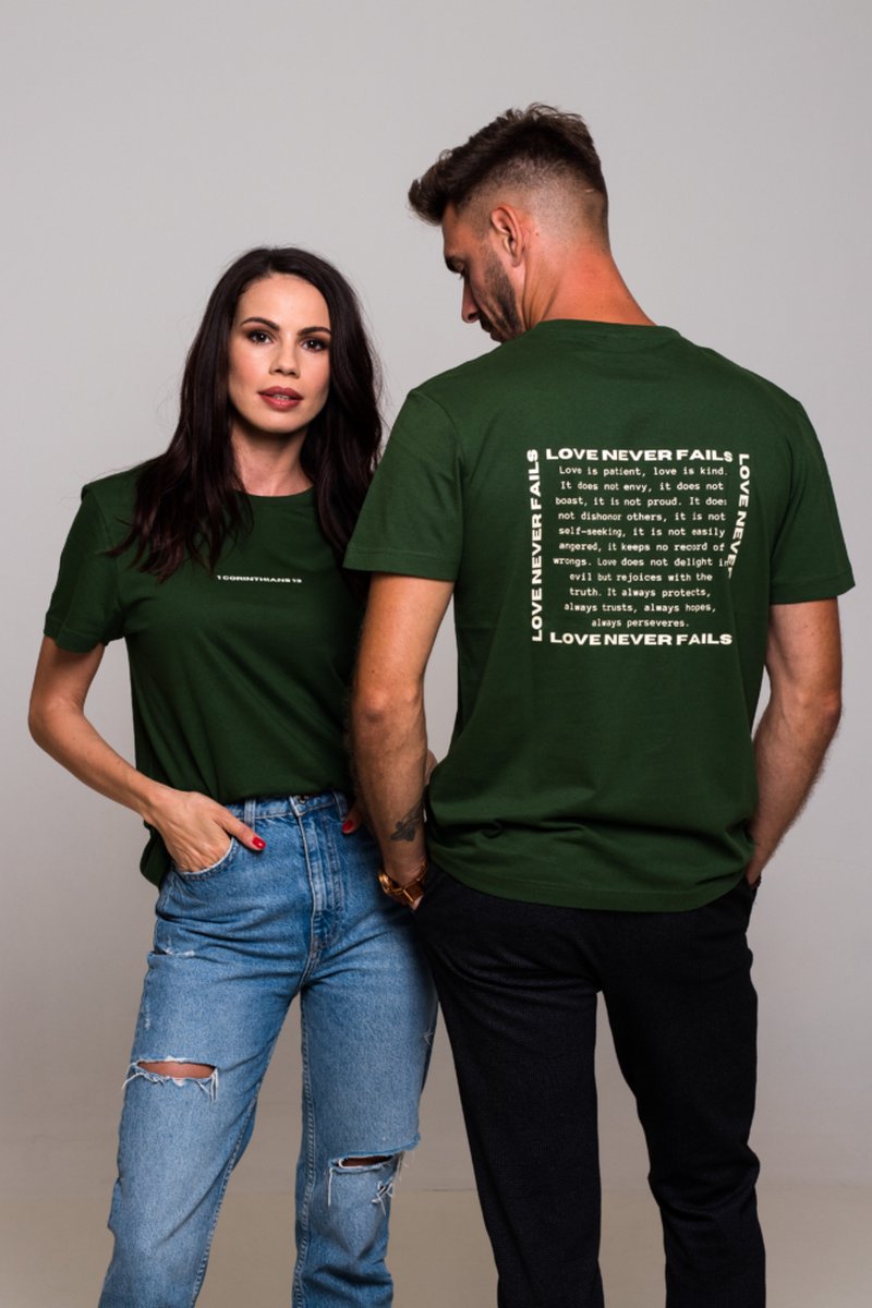 LOVE NEVER FAILS - 1CORINTHIANS 13 dark green unisex christelijk T-shirt