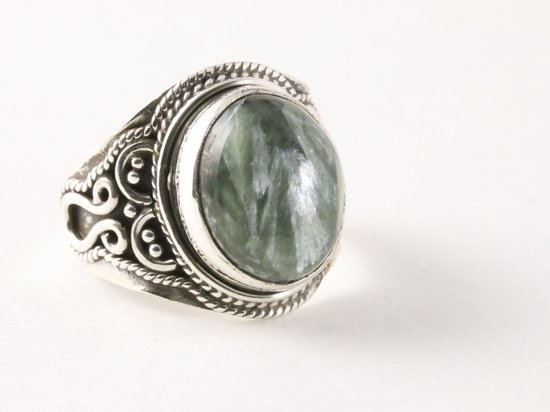 Bewerkte zilveren ring met groene serafiniet - maat 16